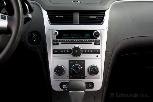 2010 Chevrolet Malibu Pictures & Photo Gallery | Edmunds.com