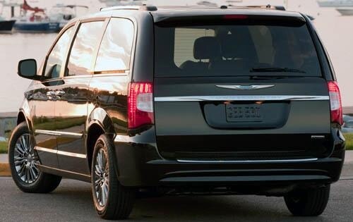 Volkswagen routan vs chrysler town and country