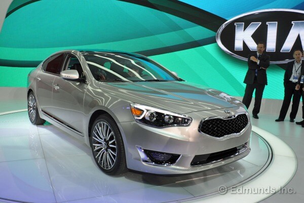 http://media.ed.edmunds-media.com/kia/cadenza/2014/as/13/de/2014_kia_cadenza_f34_13-de-as_115132_600.jpg