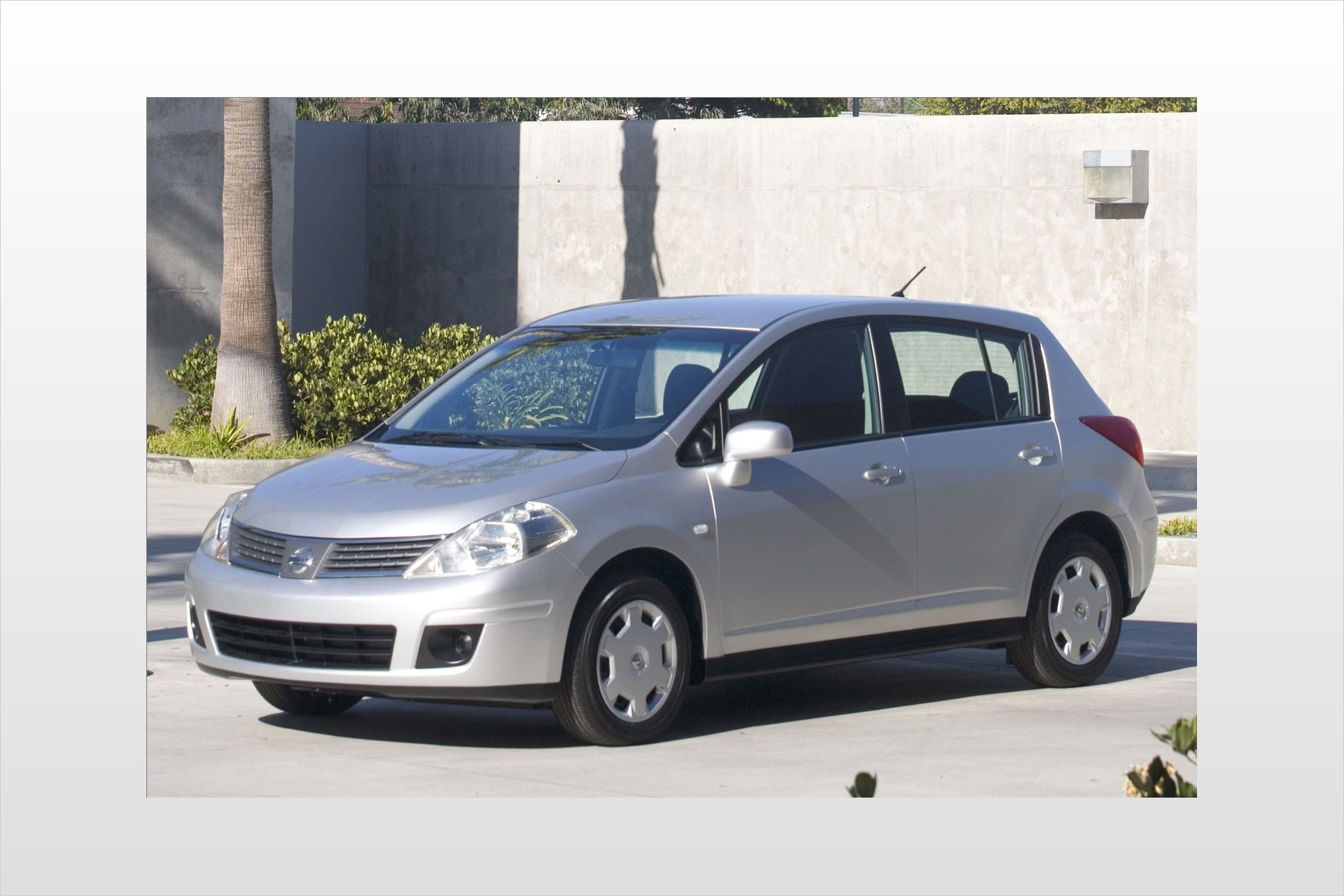 2007 nissan versa 4dr hatchback 18 s fq oem 1 2048