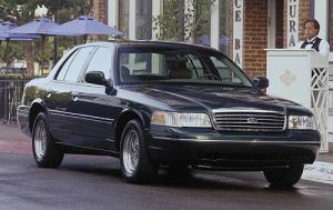 2000 Ford Crown Victoria LX 4dr Sedan 