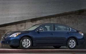 2010 Nissan Altima 2.5 SL Sedan Shown