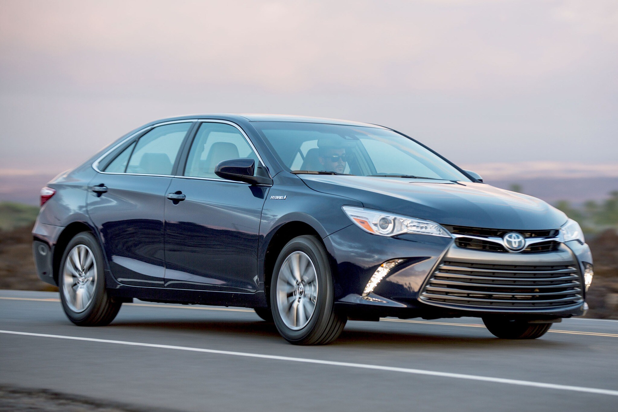 2017 toyota camry hybrid sedan xle fq oem 1 2048