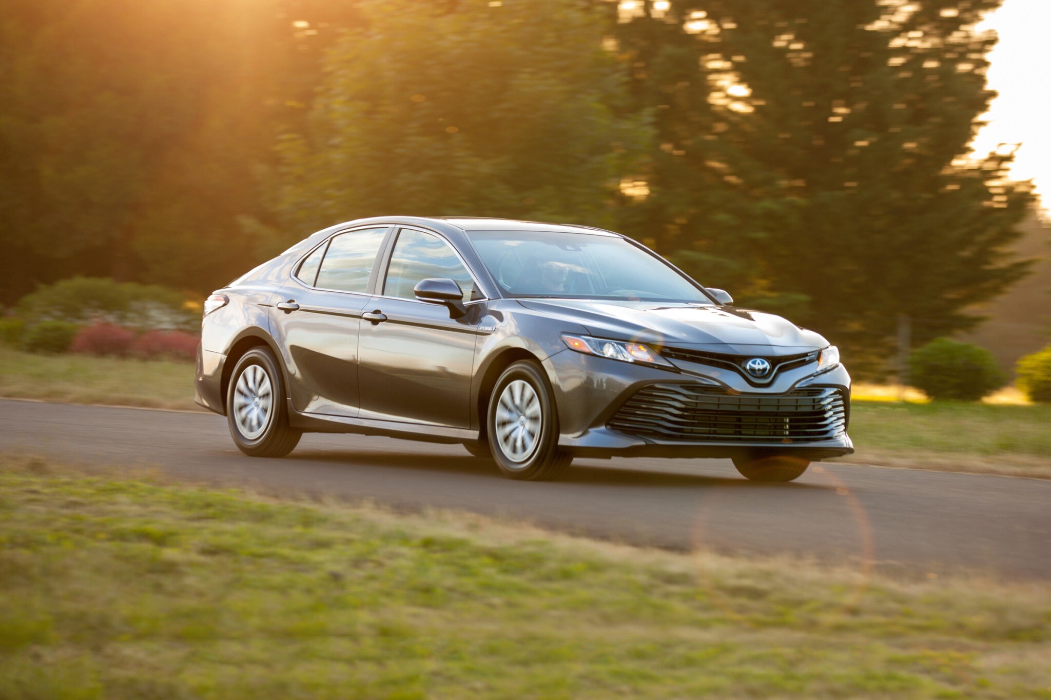 2018 toyota camry hybrid sedan le fq oem 1 2048