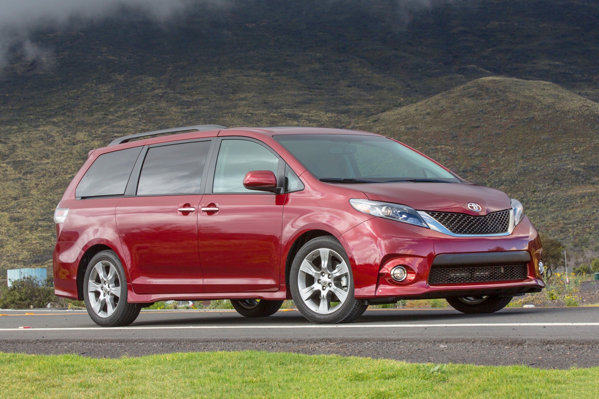2017 toyota sienna passenger minivan se 8 passenger fq oem 1 2048