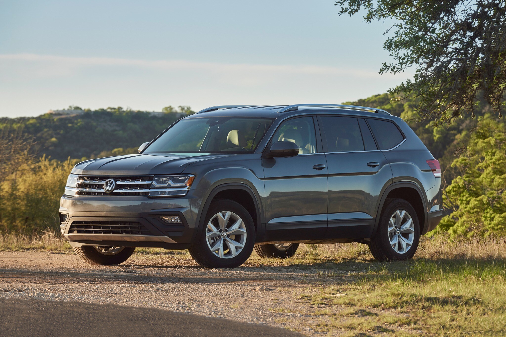 2018 volkswagen atlas 4dr suv v6 se fq oem 1 2048