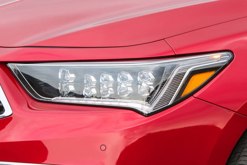 Acura RLX Sport Hybrid SH-AWD Sedan Headlamp Detail