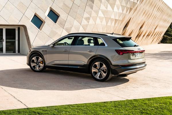2019 Audi E Tron Vs 2018 Bmw X5 Xdrive40e