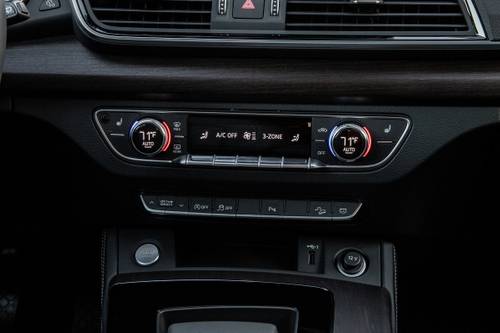Audi Q5 Prestige S line 4dr SUV Center Console