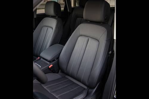 2025 Audi Q5 Prestige S line 4dr SUV w/55 TFSI e Interior Detail