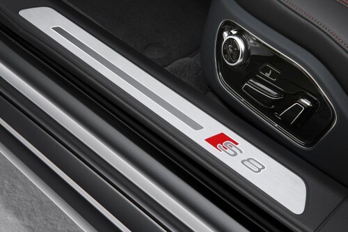 2017 Audi S8 plus quattro Sedan Interior Detail