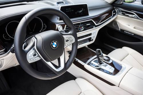 BMW 7 Series 750i xDrive Sedan Steering Wheel Detail