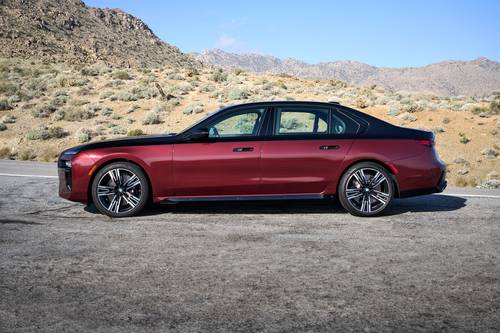 2025 BMW 7 Series 760i xDrive Sedan Profile Shown