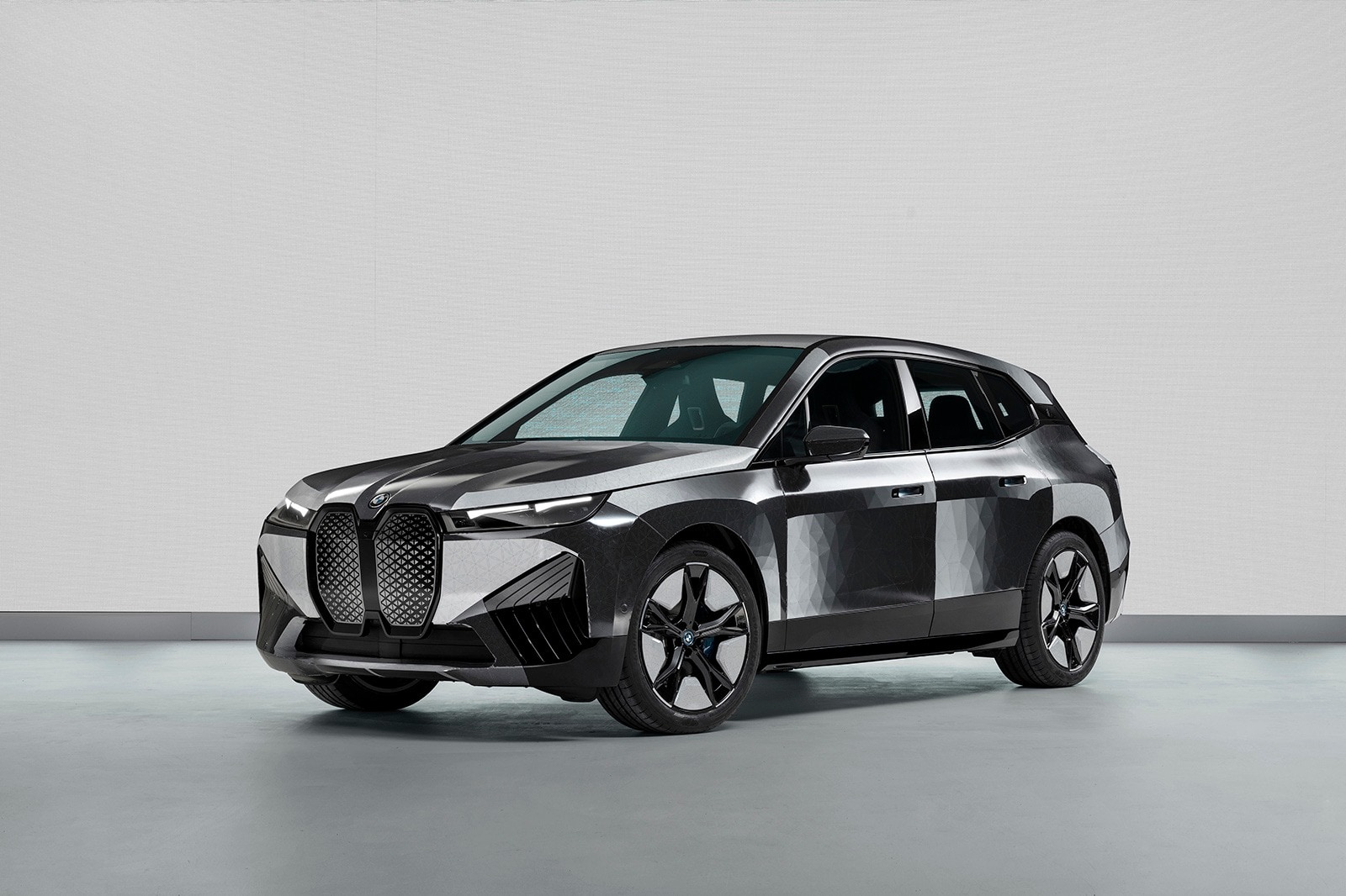 BMW E Ink Gives New Meaning to "Throwing Shade"