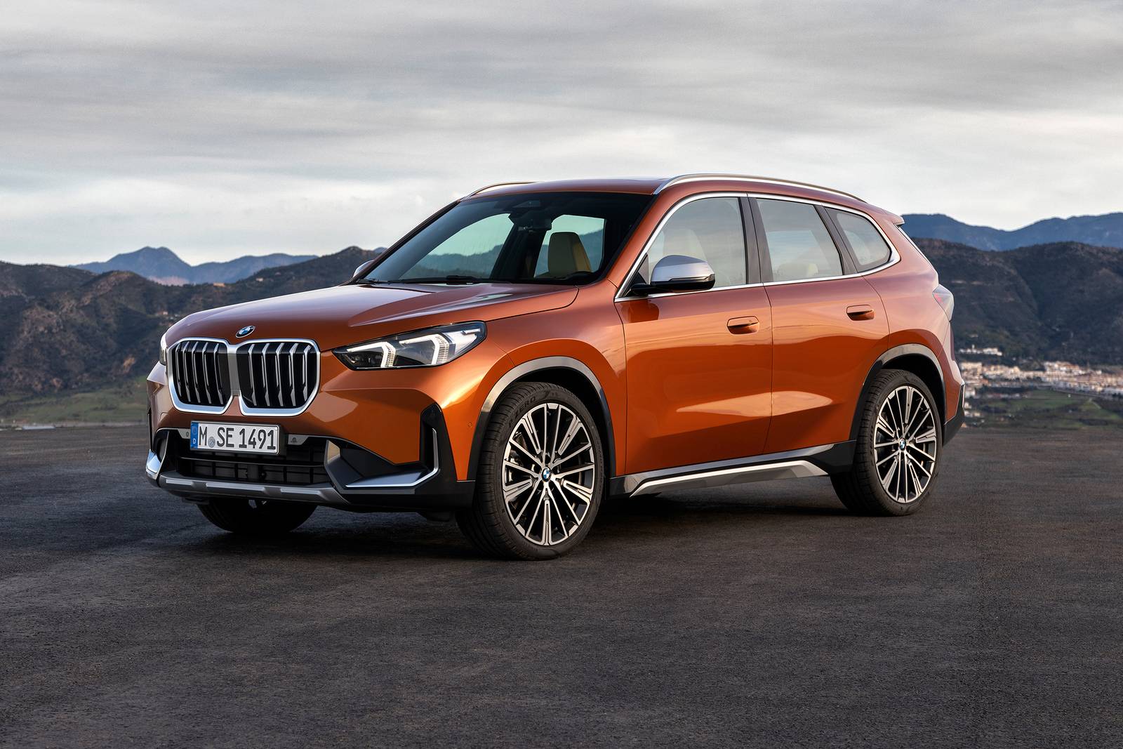 BMW X1　xDrive28i バーミリオンレッド The 2018 BMW X1 xDrive28 Review and Test Drive