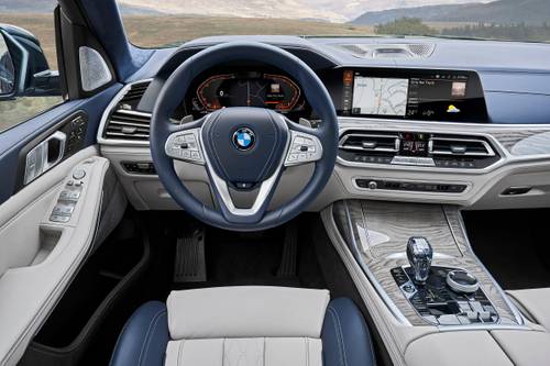BMW X7 xDrive40i 4dr SUV Steering Wheel Detail. Options Shown.