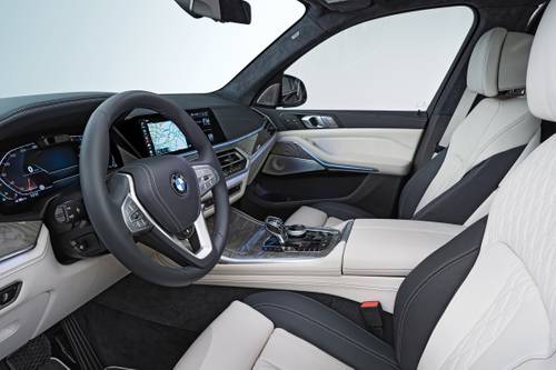 BMW X7 xDrive40i 4dr SUV Steering Wheel Detail. Options Shown.