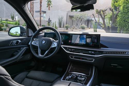 2025 BMW X7 xDrive40i 4dr SUV Steering Wheel Detail