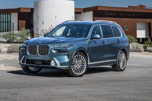 2026 BMW X7 xDrive40i 4dr SUV 3.0L V6 Turbo Gas/Electric Engine Shown.