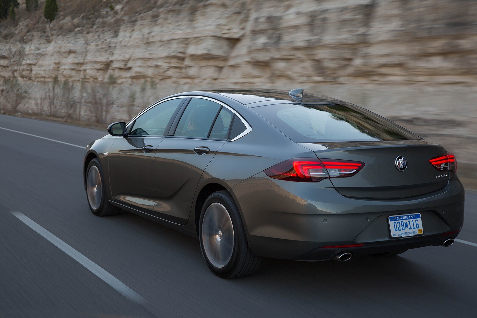Best Midsize Sedans Top Rated Cars For 2019 Edmunds