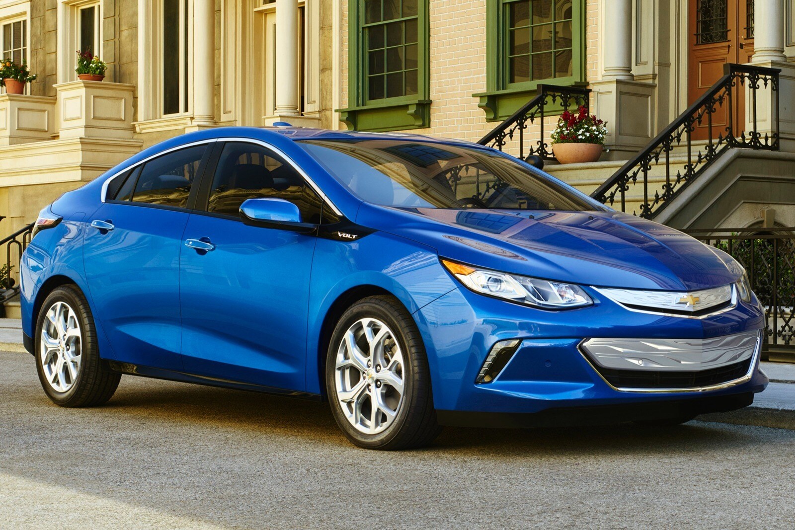 2016 Chevrolet Volt, 2017 Bolt Added to Expanded GM, Lyft Fleet Edmunds