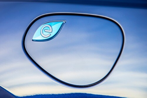 2017 Chrysler Pacifica Hybrid Platinum Passenger Minivan Exterior Detail
