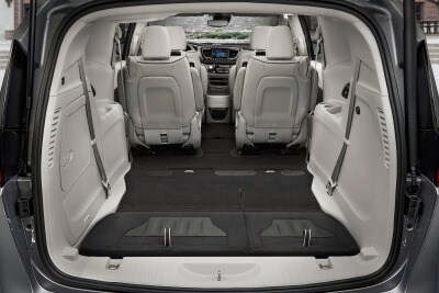 Used 2017 Chrysler Pacifica Hybrid Pictures 36 Photos Edmunds 2017 Chrysler Pacifica Hybrid Platinum Penger Minivan Interior Shown