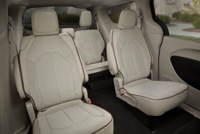 2017 Chrysler Pacifica Minivan Pictures 283 Photos Edmunds 2017 Chrysler Pacifica Limited Penger Minivan Rear Interior Shown