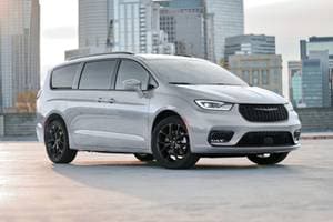 2023 Chrysler Pacifica Pictures - 258 Photos | Edmunds