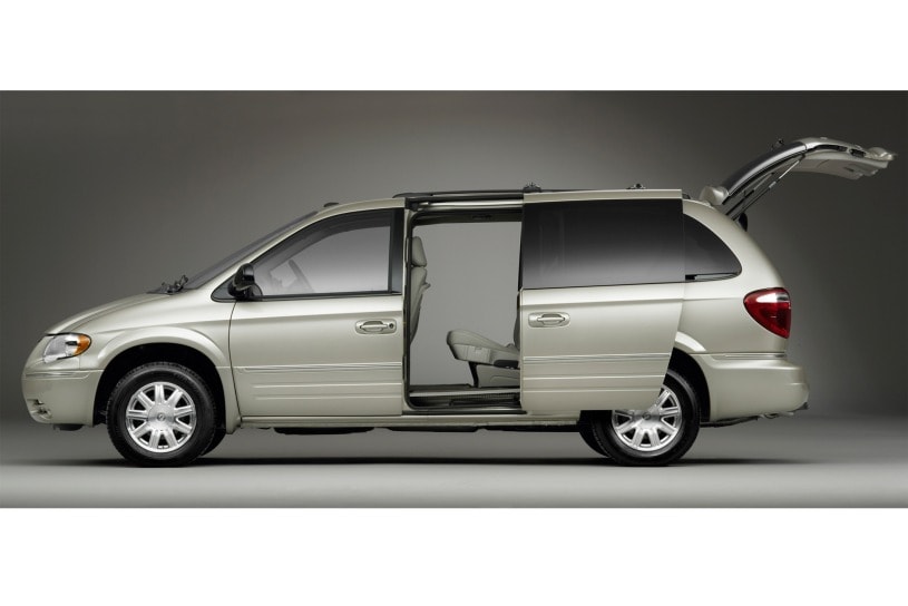 2007 Chrysler Town and Country Pictures 52 Photos Edmunds