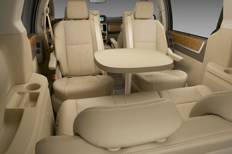 2010 Chrysler Town and Country Pictures - 73 Photos | Edmunds