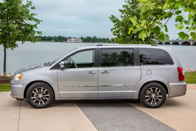 2016 Chrysler Town and Country Pictures 38 Photos Edmunds