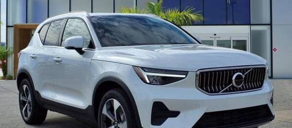 Volvo XC40 2025 B5 Core Bright 4dr SUV AWD (2.0L 4cyl Turbo gas/electric mild hybrid 8A)