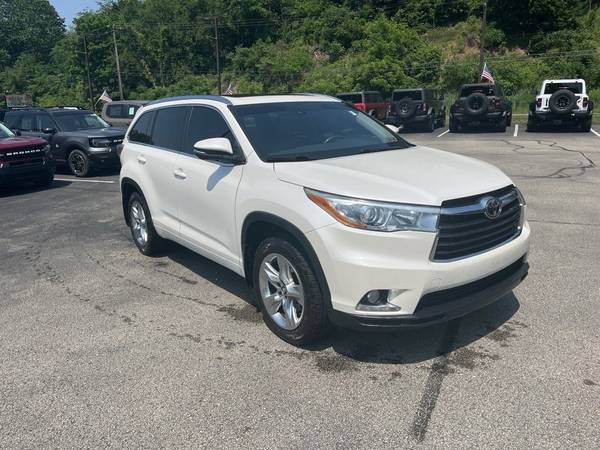 The 2016 Toyota Highlander The 2016 Toyota Highlander