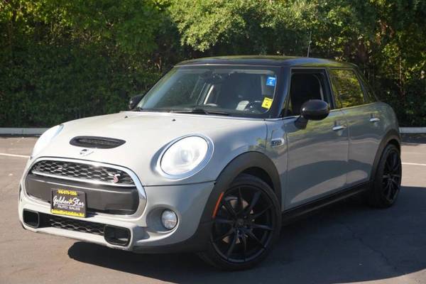 The 2015 MINI Cooper The 2015 MINI Cooper