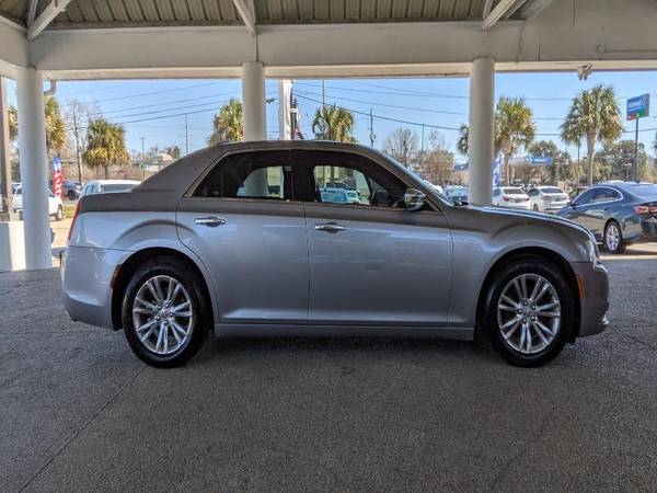 The 2017 Chrysler 300 The 2017 Chrysler 300