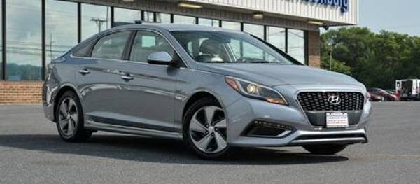Hyundai Sonata Hybrid 2016 Limited 4dr Sedan (2.0L 4cyl gas/electric hybrid 6A)