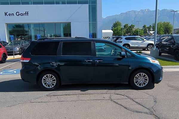 2011 toyota sienna le minivan 4d