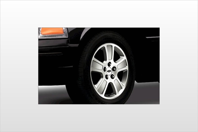 2006 Ford Crown Victoria Pictures 40 Photos Edmunds