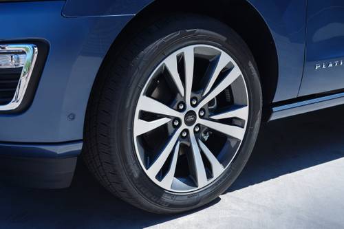 Ford Expedition Platinum 4dr SUV Wheel