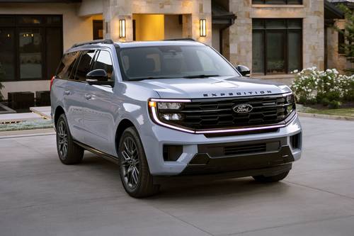 2025 Ford Expedition Platinum 4dr SUV Exterior. Stealth Appearance Package Shown.