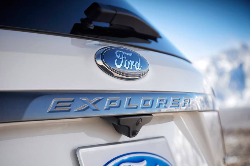 2018 Ford Explorer Pictures 90 Photos Edmunds