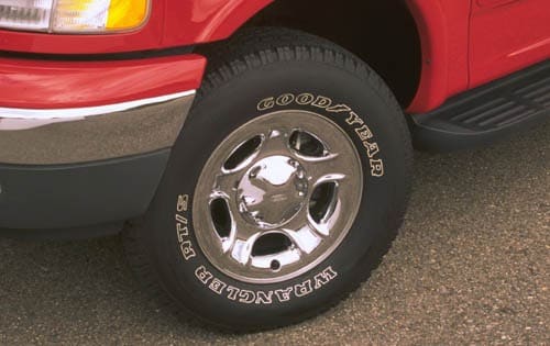 2001 Ford F-150 Lariat 4WD Wheel Detail