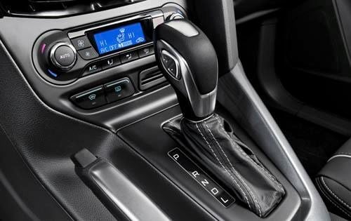 2012 Ford Focus Titanium Shifter Detail