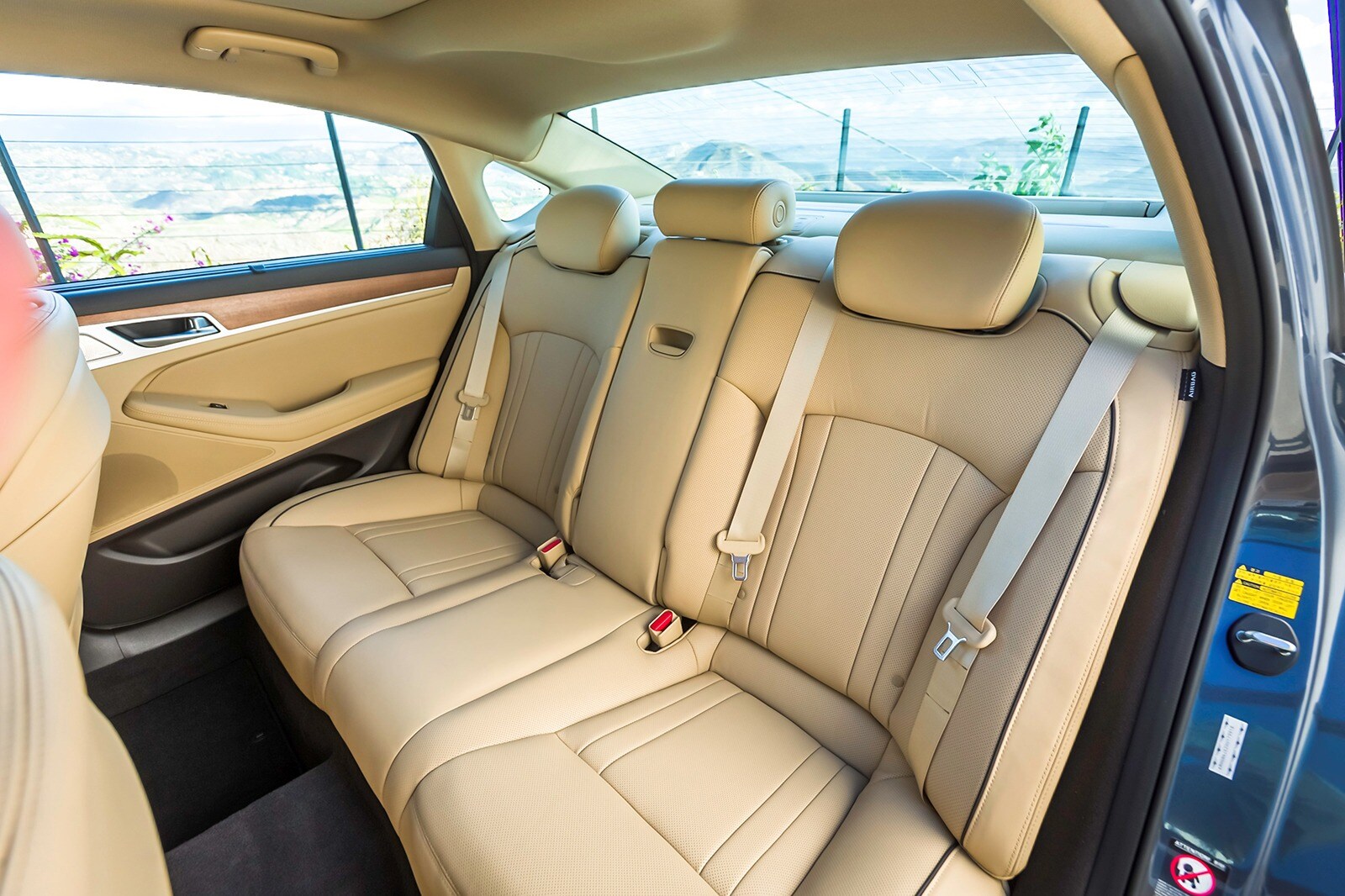 Best Midsize Sedans Top Rated Midsize Cars For 2020 Edmunds
