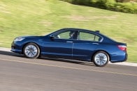 2014 Honda Accord Hybrid vs. 2013 Volkswagen Passat TDI