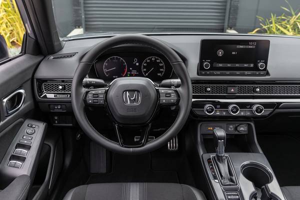 Honda Civic 2022 года против Volkswagen Jetta 2022 года: какой компактный автомобиль лучше?
