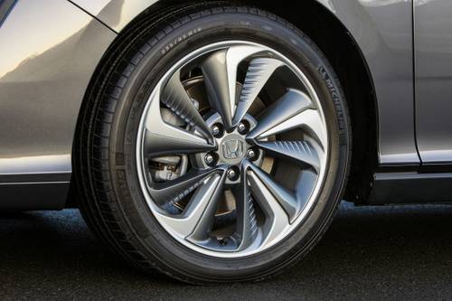 Honda Clarity Touring Plug-In Hybrid Sedan Wheel