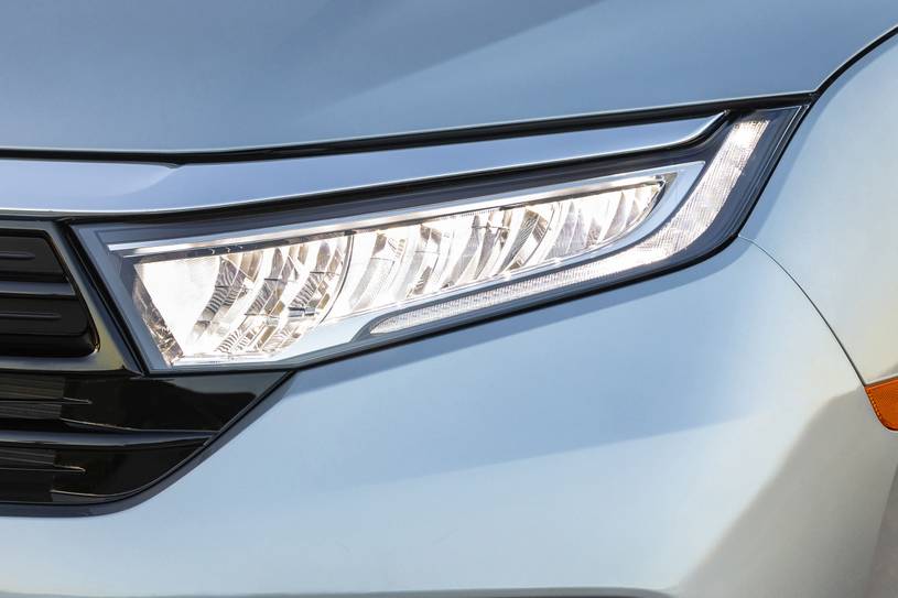 Honda Odyssey Elite Passenger Minivan Headlamp Detail