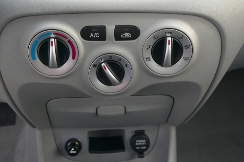 2007 Hyundai Accent SE 2dr Hatchback Center Console